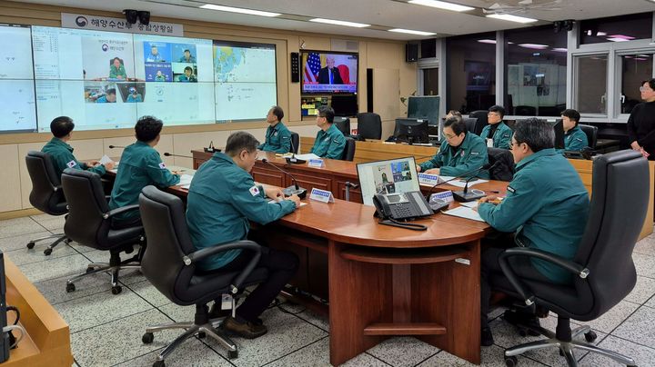 [서울=뉴시스] 강도형 해양수산부 장관은 9일 새벽 전남 여수시 거문도 동방 약 20해리 해상에서 침몰한 대형트롤 제22서경호의 신속한 구조를 위해 관계기관 상황점검회의를 하고 있다. (사진=해양수산부) 2025.02.09. photo@newsis.com *재판매 및 DB 금지