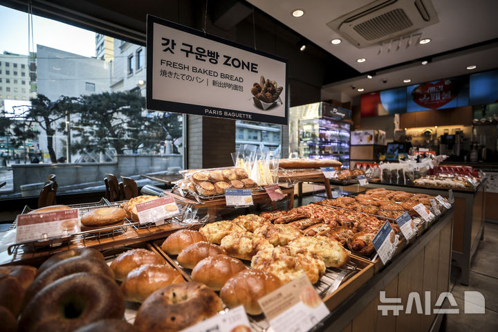 [서울=뉴시스] 정병혁 기자 = 서울시내 파리바게뜨 매장에 빵이 진열되어 있다. 2025.02.09. jhope@newsis.com