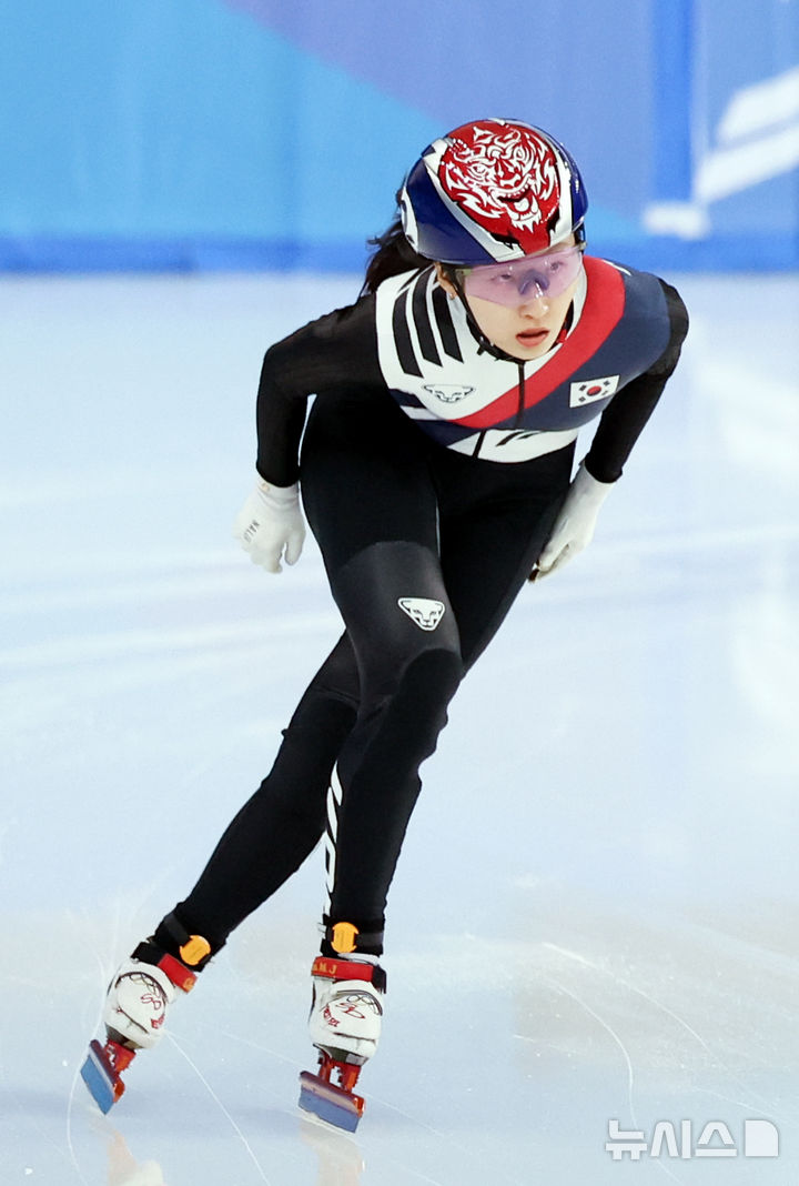 [하얼빈(중국)=뉴시스] 김선웅 기자 = 9일(현지 시간) 중국 하얼빈 헤이룽장 빙상훈련센터에서 열린 2025 하얼빈 동계 아시안게임 쇼트트랙 여자 1000m 준준결승 경기 1조에서 최민정이 질주하고 있다. 2025.02.09. mangusta@newsis.com