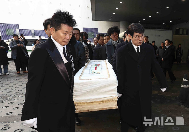 [서울=뉴시스] 김근수 기자 = 9일 오전 서울 종로구 서울대병원 장례식장에서 트로트 가수 고 송대관의 발인식이 엄수되고 있다. 2025.02.09. ks@newsis.com