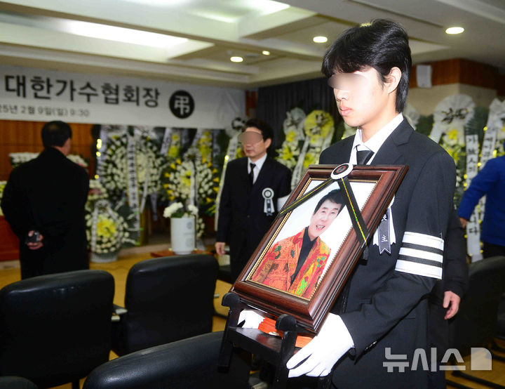 [서울=뉴시스] 김근수 기자 = 9일 오전 서울 종로구 서울대병원 장례식장에서 진행된 트로트가수 고 송대관의 영결식이 엄수되고 있다. (공동취재) 2025.02.09. photo@newsis.com