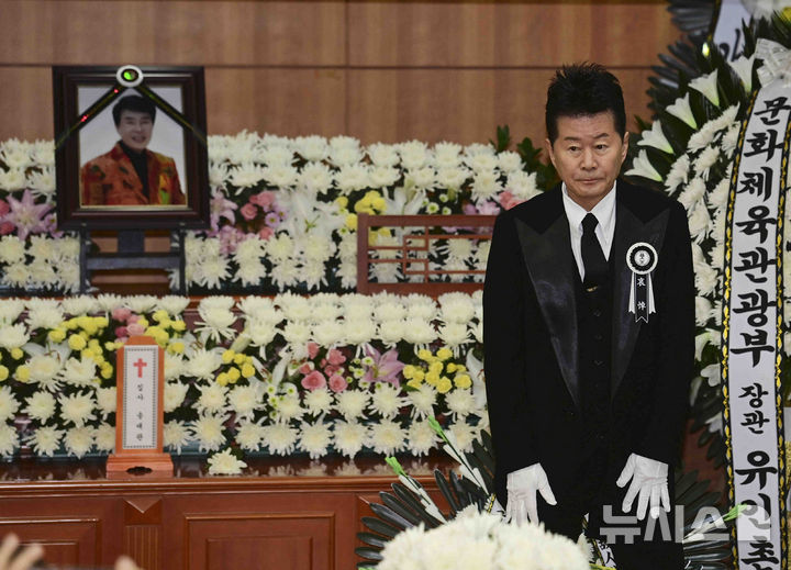 [서울=뉴시스] 김근수 기자 = 가수 태진아가 9일 서울 종로구 서울대학교병원 장례식장에서 진행된 고 송대관의 영결식에서 추도사를 하고 있다. (공동취재) 2025.02.09. photo@newsis.com