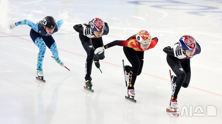 [하얼빈(중국)=뉴시스] 김선웅 기자 = 9일(현지 시간) 중국 하얼빈 헤이룽장 빙상훈련센터에서 열린 2025 하얼빈 동계 아시안게임 쇼트트랙 여자 1000m 준결승 경기 1조에서 최민정(오른쪽)과 심석희(오른쪽 세번째)가 질주하고 있다. 2025.02.09. mangusta@newsis.com