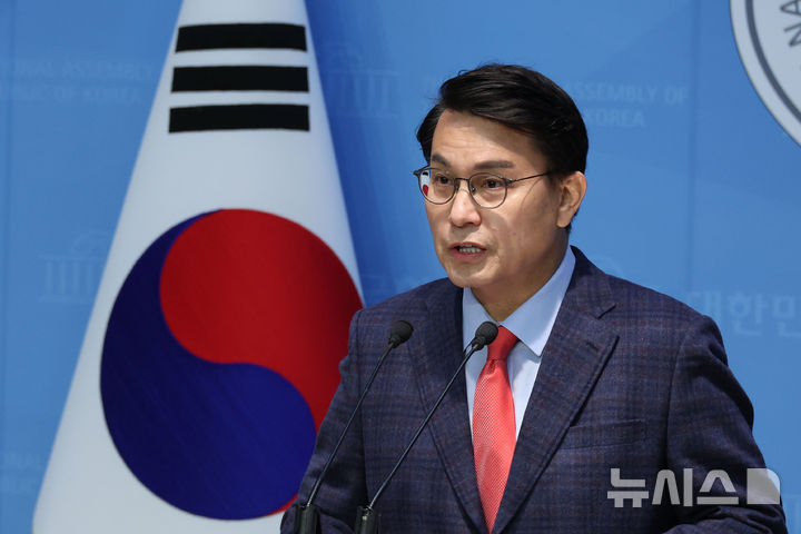 [서울=뉴시스] 권창회 기자 = 윤상현 국민의힘 의원이 9일 오전 서울 여의도 국회 소통관에서 열린 현안 관련 기자회견에서 발언하고 있다. 2025.02.09. kch0523@newsis.com