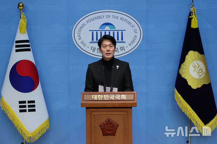 [서울=뉴시스] 권창회 기자 = 한민수 더불어민주당 대변인이 지난 2월9일 오전 서울 여의도 국회 소통관에서 국민의힘 제1야당 대표 전담 특위 및 이진우·여인형 접견 관련 브리핑을 하고 있다. 2025.02.09. kch0523@newsis.com