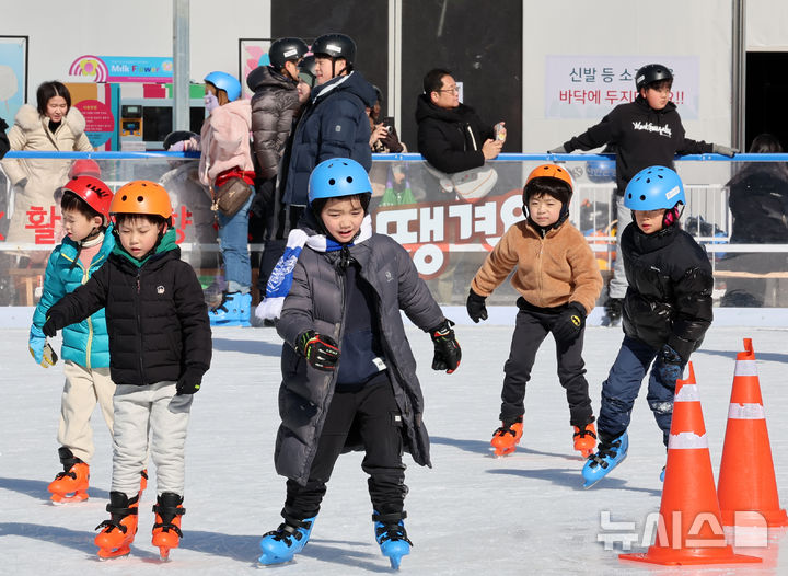 [서울=뉴시스] 이영환 기자 = 9일 오전 서울 중구 서울광장 스케이트장에서 시민들이 즐거운 시간을 보내고 있다. 지난 해 12월 20일 개장한 스케이트장은 이날 운영이 종료된다. 2025.02.09. 20hwan@newsis.com