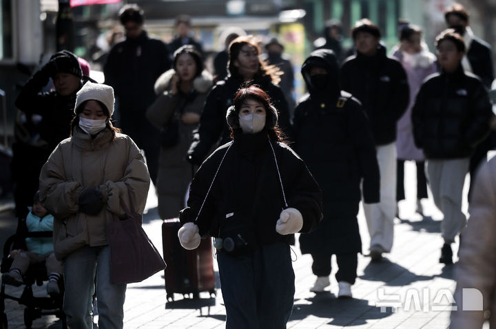 [서울=뉴시스] 정병혁 기자 = 한파가 이어진 지난 9일 서울 중구 명동을 찾은 여행객들이 두꺼운 옷차림으로 이동하고 있다. 2025.02.09. jhope@newsis.com