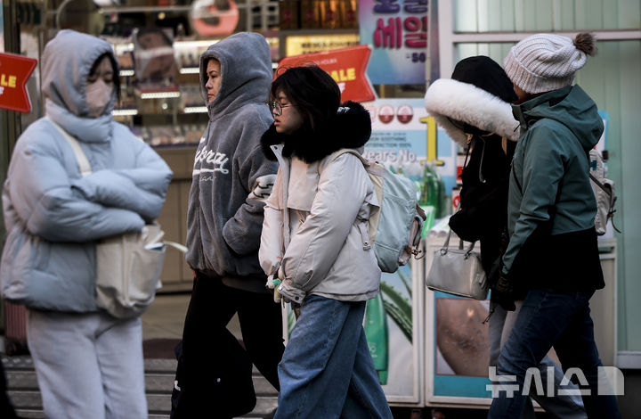 [서울=뉴시스] 정병혁 기자 = 목요일인 오는 13일은 아침 기온이 영하 10도 안팎으로 떨어지는 강추위가 이어지겠다. 사진은 한파가 이어진 지난 9일 서울 중구 명동을 찾은 여행객들이 두꺼운 옷차림으로 이동하는 모습. 2025.02.09. jhope@newsis.com