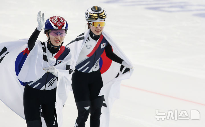 [하얼빈(중국)=뉴시스] 김선웅 기자 = 9일(현지 시간) 중국 하얼빈 헤이룽장 빙상훈련센터에서 열린 2025 하얼빈 동계 아시안게임 쇼트트랙 여자 1000m 결승 경기에서 금메달을 차지한 최민정과 은메달을 차지한 김길리가 태극기를 들고 기뻐하고 있다. 2025.02.09. mangusta@newsis.com
