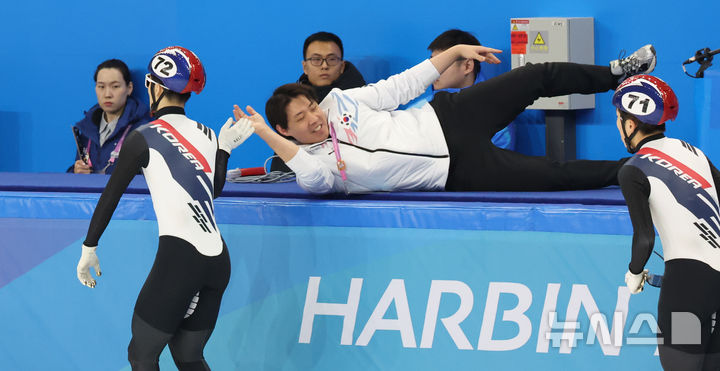 [하얼빈(중국)=뉴시스] 김선웅 기자 = 9일(현지 시간) 중국 하얼빈 헤이룽장 빙상훈련센터에서 열린 2025 하얼빈 동계 아시안게임 쇼트트랙 남자 1000m 결승 경기에서 금메달을 차지한 장성우와 은메달을 차지한 박지원이 코치와 기뻐하고 있다. 2025.02.09. mangusta@newsis.com