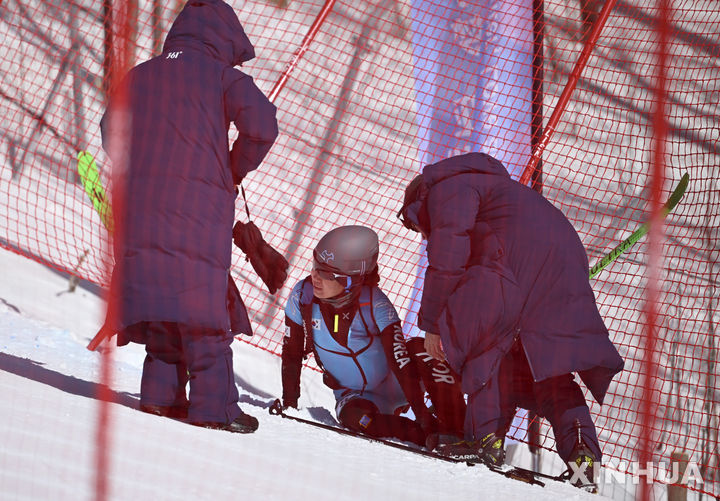[야부리=AP/뉴시스] 9일 중국 야부리 스키리조트에서 열린 2025 하얼빈 동계아시안게임 산악스키 여자 스프린트에 출전한 김하나가 경기 도중 부상을 당해 치료를 받고 있다. 2025.02.10