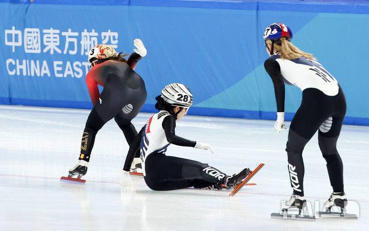 [하얼빈(중국)=뉴시스] 김선웅 기자 = 9일(현지 시간) 중국 하얼빈 헤이룽장 빙상훈련센터에서 열린 2025 하얼빈 동계 아시안게임 쇼트트랙 여자 3000m 계주 결승 경기에서 김길리가 미끄러지고 있다. 2025.02.09. mangusta@newsis.com