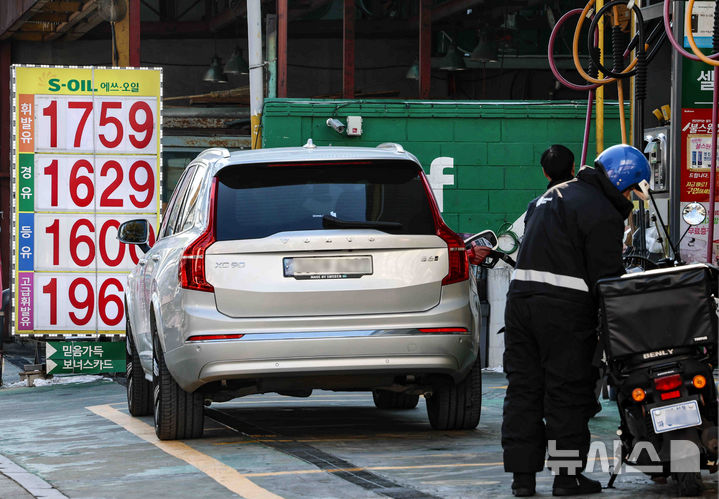 [서울=뉴시스] 김근수 기자 = 서울 시내의 한 주유소에서 시민들이 주유를 하고 있다. 2025.02.09. ks@newsis.com