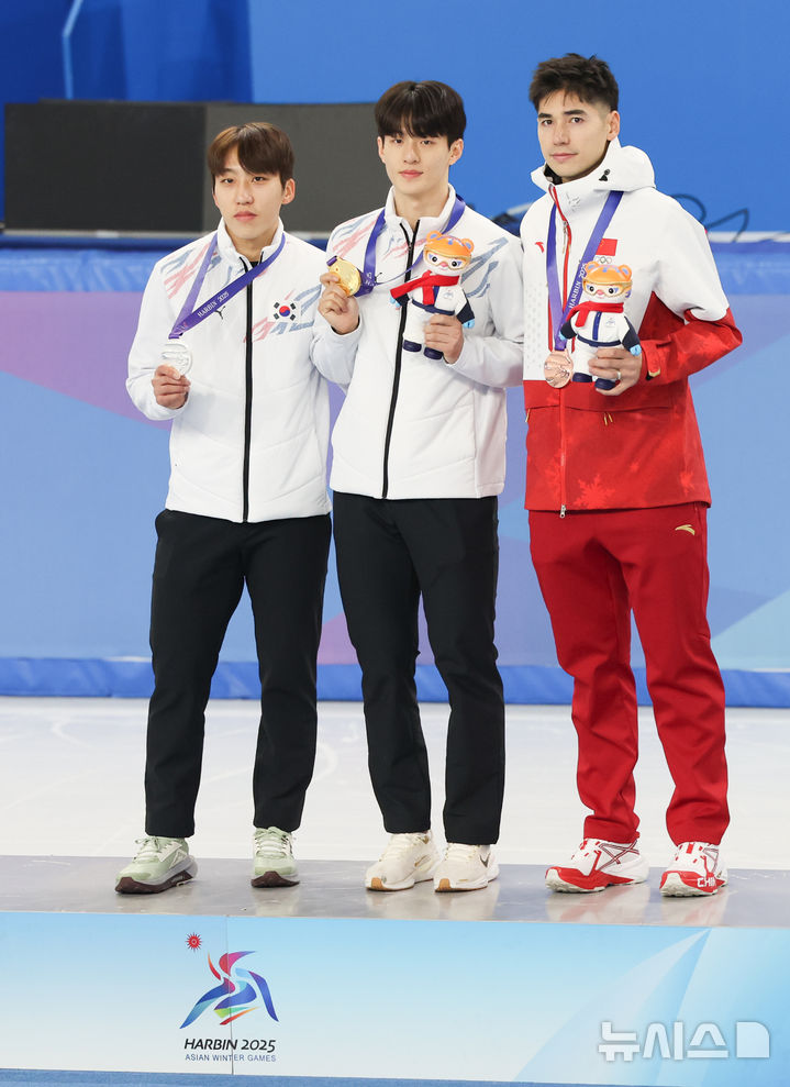 [하얼빈(중국)=뉴시스] 김선웅 기자 = 장성우(가운데)와 박지원(왼쪽)이 9일(현지 시간) 중국 하얼빈 헤이룽장 빙상훈련센터에서 열린 2025 하얼빈 동계 아시안게임 쇼트트랙 남자 1000m 시상식에서 금메달과 은메달을 목에 걸고 동메달을 따낸 류 사오앙과 기념촬영하고 있다. 2025.02.09. mangusta@newsis.com