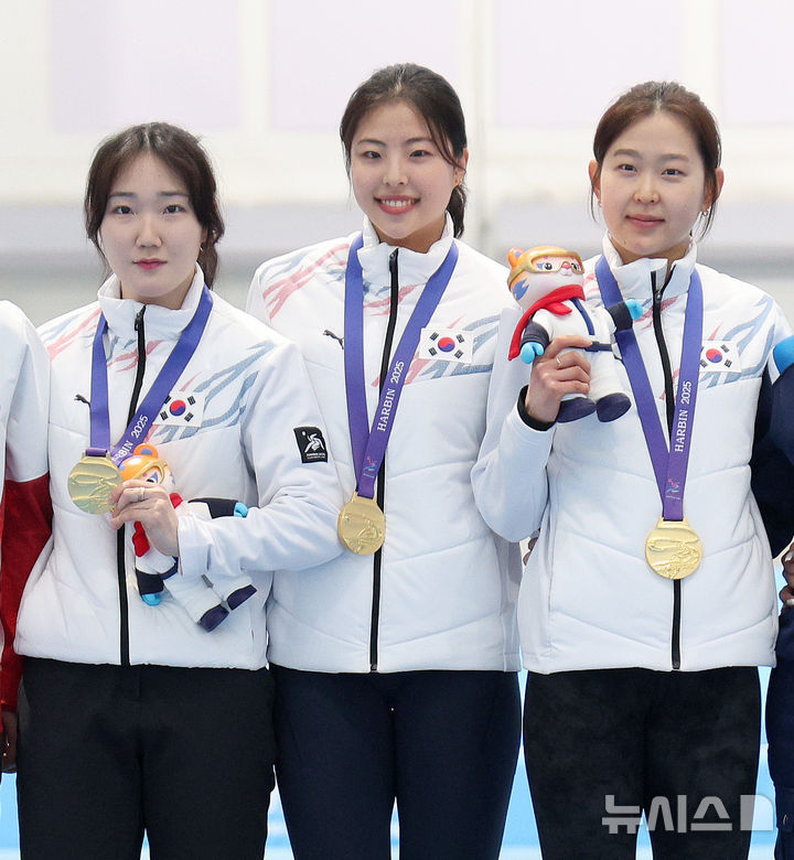 [하얼빈(중국)=뉴시스] 김선웅 기자 = 9일(현지 시간) 중국 하얼빈 헤이룽장 스피드스케이팅 오벌에서 열린 2025 하얼빈 동계 아시안게임 스피드스케이팅 여자 팀스프린트 경기 시상식에서 금메달을 수상한 대한민국 김민지, 이나현, 김민선이 기념사진을 촬영하고 있다. 2025.02.09. mangusta@newsis.com