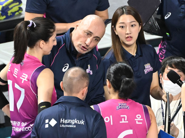 [서울=뉴시스] 황준선 기자 = 9일 인천 삼산월드체육관에서 열린 도드람 2024~2025 V-리그 여자부 페퍼저축은행과 경기, 흥국생명 아본단자 감독이 선수들에게 지시하고 있다. (사진= 한국배구연맹 제공) 2025.02.09. photo@newsis.com *재판매 및 DB 금지