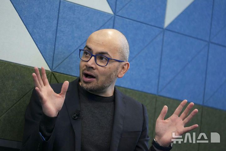 [파리=AP/뉴시스] 노벨상 수상자이자 구글 딥마인드 CEO인 데미스 하사비스가 지난 2월9일(현지 시간) 파리에서 열린 AI 액션 서밋 부대행사에서 연설하는 모습. 2025.03.17.