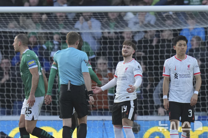 [플리머스=AP/뉴시스] 잉글랜드 프로축구 프리미어리그(EPL) 리버풀의 하비 엘리엇, 엔도 와타루. 2025. 2. 9.