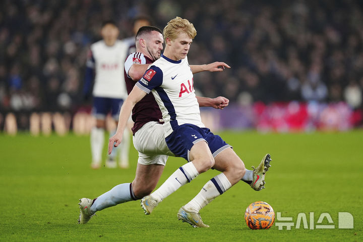 [버밍엄=AP/뉴시스] 잉글랜드 프로축구 프리미어리그(EPL) 토트넘 홋스퍼의 루카스 베리발. 2025. 2. 9.