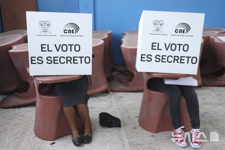 [키토=AP/뉴시스] 에콰도르 대통령 선거일인 9일(현지 시간) 수도 키토의 한 투표소에서 유권자들이 투표하고 있다. 보수 성향의 에콰도르 대통령 다니엘 노보아와 좌파 변호사 루이사 곤살레스가 9일 총 16명이 출마한 대선 1차 투표에서 승패를 가리기 힘들 박빙의 차이로 1, 2위에 올라 4월13일로 예정된 결선투표에 진출했다. 2025.02.10.