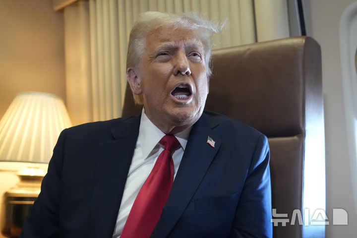 [에어포스원=AP/뉴시스]도널드 트럼프 미국 대통령이 9일(현지 시간) 루이지애나주 뉴올리언스로 향하는 대통령 전용기 에어포스원 안에서 취재진 질문에 답하고 있다. 2025.02.10.