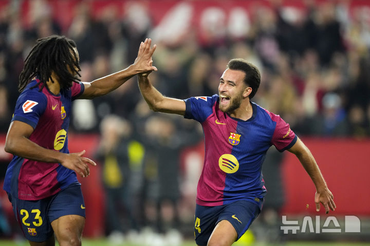 [세비야=AP/뉴시스] FC 바르셀로나의 에릭 가르시아가 지난 9일(현지 시간) 스페인 세비야의 에스타디오 라몬 산체스 피스후안에서 열린 2024-25 라리가 23라운드 세비야와 경기 후반 44분 팀 4번째 골을 넣은 후 환호하고 있다. 바르셀로나가 4-1로 승리해 11경기 무패 행진을 이어갔다. 2025.02.10.