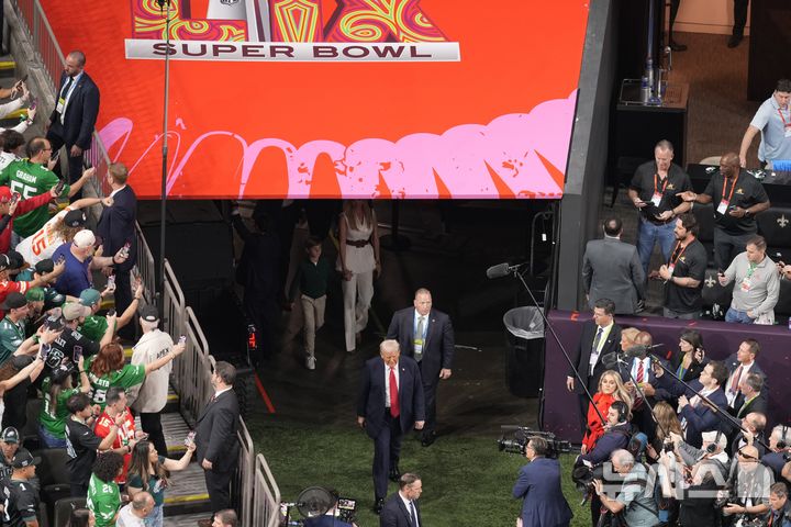 [뉴올리언스=AP/뉴시스] 도널드 트럼프 미국 대통령이 9일(현지 시간) 미 루이지애나주 뉴올리언스의 시저스 슈퍼돔에서 열리는 2024-25 미국미식축구리그(NFL) 제59회 슈퍼볼 필라델피아 이글스와 캔자스시티 치프스의 경기 시작 전 경기장을 둘러보고 있다. 가수 테일러 스위프트의 남친 트래비스 켈시가 뛰고 있는 캔자스시티가 사상 첫 3연패에 도전한다. 2025.02.10.