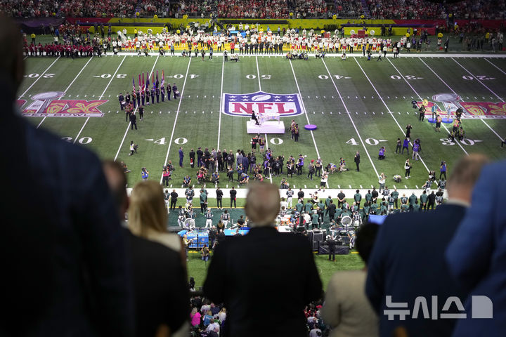 [뉴올리언스=AP/뉴시스] 도널드 트럼프 미국 대통령이 딸 이방카, 손자 테오도르 등과 함께 9일(현지 시간) 미 루이지애나주 뉴올리언스의 시저스 슈퍼돔에서 열린 2024-25 미국프로미식축구리그(NFL) 제59회 슈퍼볼 필라델피아 이글스와 캔자스시티 치프스의 경기를 관람하고 있다. 2025.02.10.