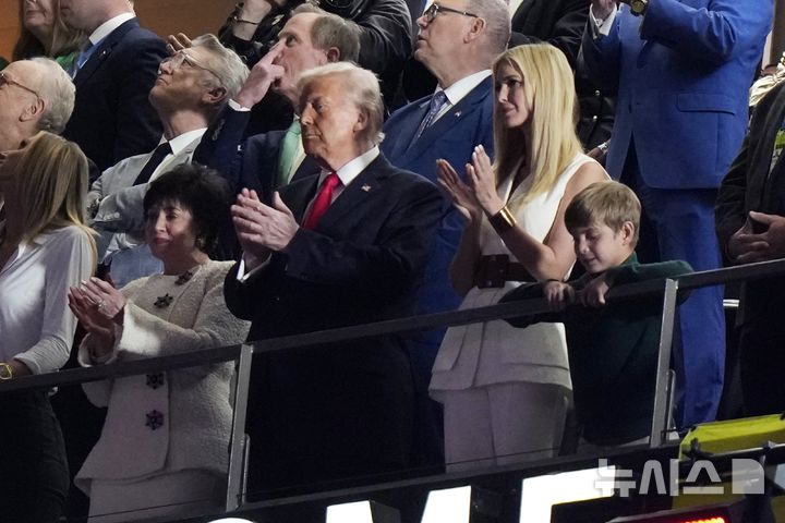 [뉴올리언스=AP/뉴시스] 도널드 트럼프 미국 대통령(가운데)이 9일(현지 시간) 미국 루이지애나 뉴올리언스에서 열린 미식축구리그 결승전 슈퍼볼에 참석해 경기를 관람하고 있다. 2025.02.10.