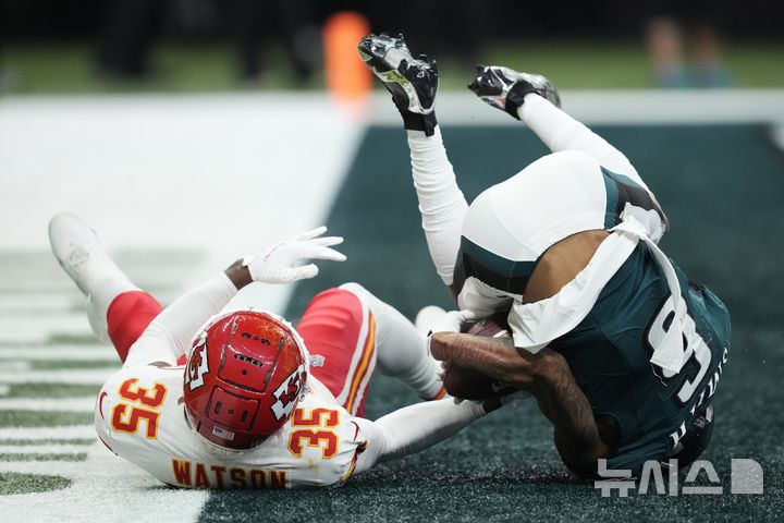 [뉴올리언스=AP/뉴시스] 9일(현지 시간) 미 루이지애나주 뉴올리언스의 시저스 슈퍼돔에서 열린 2024-25 미국프로미식축구리그(NFL) 제59회 슈퍼볼 필라델피아 이글스와 캔자스시티 경기에서 선수들이 볼다툼을 하고 있다. 필라델피아는 3연패를 노리던 캔자스시티를 40-22로 꺾고 정상에 올랐으며 통산 2번째 우승을 차지했다. 2025.02.10.