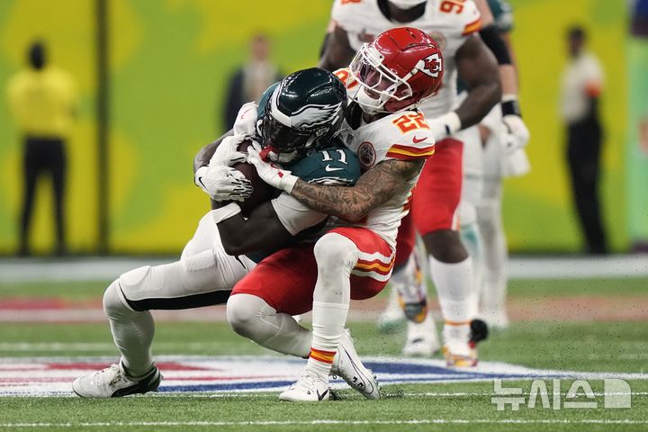 [뉴올리언스=AP/뉴시스] 9일(현지 시간) 미 루이지애나주 뉴올리언스의 시저스 슈퍼돔에서 열린 2024-25 미국프로미식축구리그(NFL) 제59회 슈퍼볼 필라델피아 이글스와 캔자스시티 경기에서 선수들이 볼다툼을 하고 있다. 필라델피아는 3연패를 노리던 캔자스시티를 40-22로 꺾고 정상에 올랐으며 통산 2번째 우승을 차지했다. 2025.02.10.