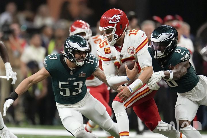[뉴올리언스=AP/뉴시스] 제59회 슈퍼볼에서 맞붙은 미국프로풋볼(NFL) 필라델피아 이글스와 캔자스시티 치프스. 2025. 2. 9.
