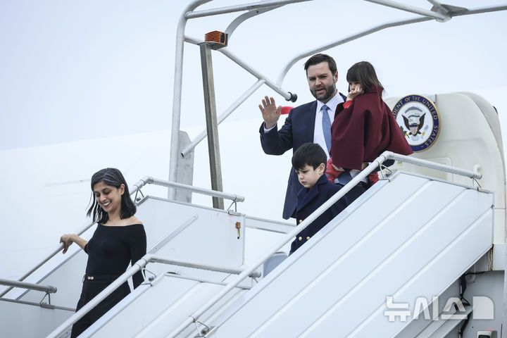 [AP/뉴시스] 미국의 JD 밴스 부통령이 10일 파리 AI 정상회의 및 뮌헨 안보회의에 참석하기 위해 부인 및 어린 자녀들과 함께 파리 오를리 공항에 도착해 내리고 있다