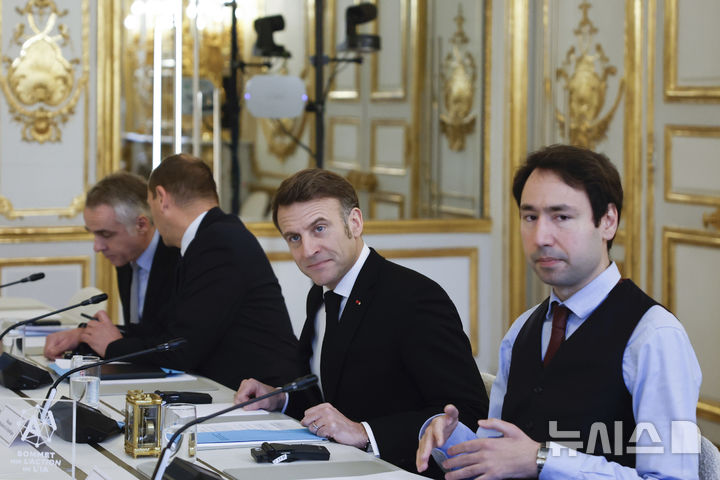 [AP/뉴시스] 10일 프랑스의 마크롱 대통령이 파리 AI 정상회의 참석차 방문한 중국의 장궈칭 부총리(오른쪽)와 엘리제궁에서 만나고 있다