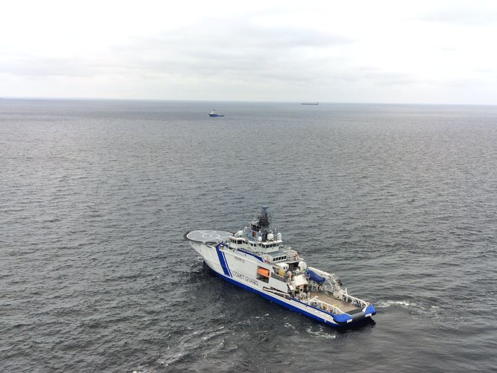 [서울=뉴시스] 핀란드 해안경비대가 8일(현지 시간) 발트해에서 손상된 케이블을 수리하는 러시아 선박을 감시하고 있다. (사진 출처 : Merivartiosto - SLMV on X) *재배포 및 DB 금지. 2025.02.10.