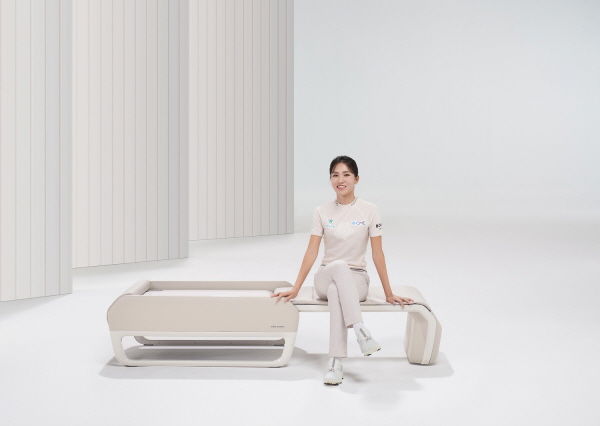 [서울=뉴시스] 세라젬의 '마스터 V7'이 미국 식품의약국(FDA)의 허가를 취득했다고 10일 밝혔다. 세라젬 글로벌 앰배서더 리디아 고와 FDA 허가를 취득한 마스터 V7. (사진=세라젬 제공) 2025.02.10. photo@newsis.com *재판매 및 DB 금지