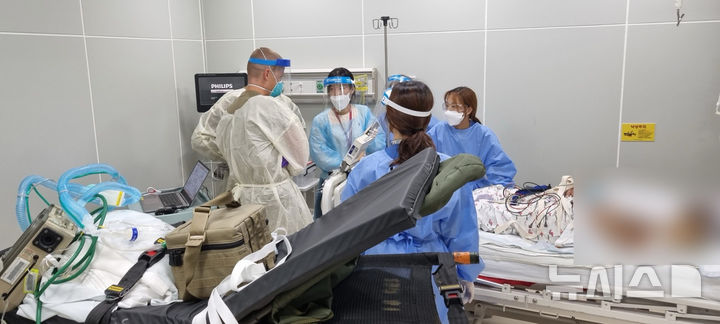 [서울=뉴시스]중증 주한미군 환자 진료를 돕고 있는 한림대동탄성심병원 국제진료센터 직원들. (사진= 한림대동탄성심병원 제공) 2025.02.10. photo@newsis.com. 