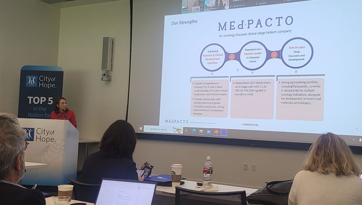 [서울=뉴시스] 미국 POETIC 학회에서 메드팩토 김새롬 미국법인장이 발표하고 있다. (사진=메드팩토 제공) 2025.02.10. photo@newsis.com *재판매 및 DB 금지