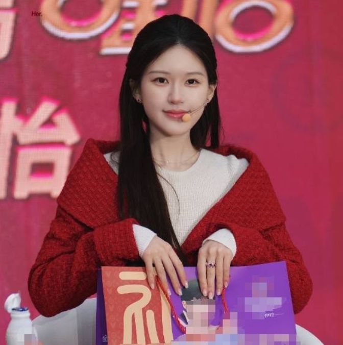 [서울=뉴시스]악성 댓글로 우울증, 실어증, 마비 등 건강 문제를 겪고 결국 활동을 중단했던 중국 인기 배우 조로사(26)가 한 달여 만에 공식적으로 복귀하면서 "노이즈 마케팅이 아니었냐"는 논란이 일고 있다. (사진=BAIDU 갈무리) *재판매 및 DB 금지