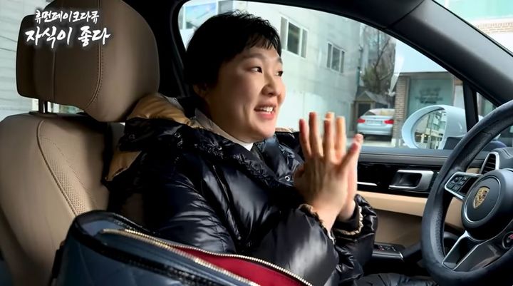 [서울=뉴시스] 개그우먼 이수지가 유튜브 채널에서 몽클레르 패딩을 착용하고 있다.(사진=유튜브 채널 '핫이슈지' 캡쳐). 2025.02.10. *재판매 및 DB 금지