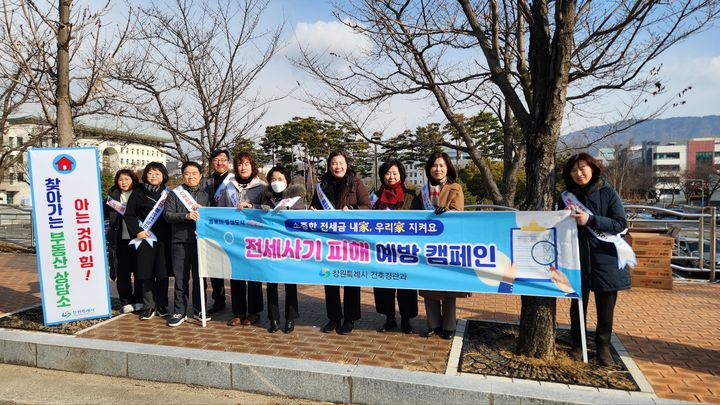 [창원=뉴시스] 강경국 기자 = 경상남도, 창원시, 구청, 한국공인중개사협회 홍보반이 지난 7일 7일 창원문성대 졸업식장에서 졸업생을 대상으로 전세사기 피해 예방을 위한 캠페인을 펼치고 있다. (사진=창원시청 제공). 2025.02.10. photo@newsis.com *재판매 및 DB 금지