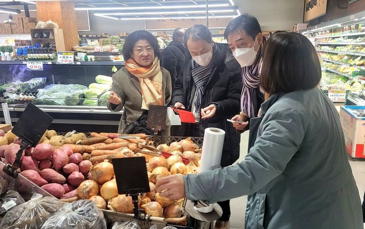 [창녕=뉴시스] 일본 사쓰마센다이시 관계자가 창녕군을 방문해 농산물·가공품 수출입을 위한 사전답사를 하고 있다. (사진= 창녕군 제공) 2025.02.10. photo@newsis.com *재판매 및 DB 금지