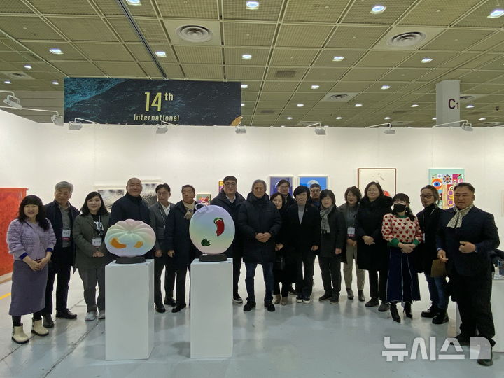 [김해=뉴시스] 김해시의회 서울국제조각페스타 현장 방문. (사진=김해시의회 제공). 2025.02.10. photo@newsis.com