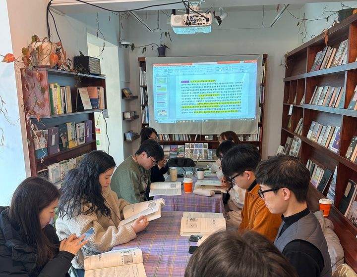 [순천=뉴시스] 전남 순천시립삼산도서관에서 역량강화 연수중인 전남교육청 2025 독서인문선도교실 교사들. (사진=전남교육청 제공) 2025.02.10. photo@newsis.com *재판매 및 DB 금지
