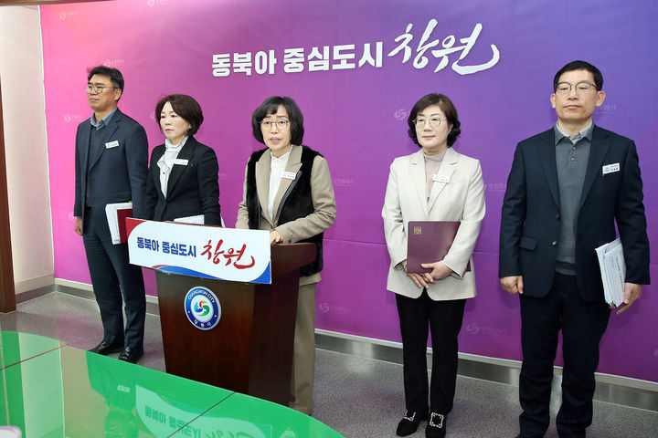[창원=뉴시스] 강경국 기자 = 정숙이 경남 창원시 문화관광체육국장이 10일 창원시청 프레스센터에서 제63회 진해군항제 개최와 관련해 브리핑을 하고 있다. (사진=창원시청 제공). 2025.02.10. photo@newsis.com *재판매 및 DB 금지