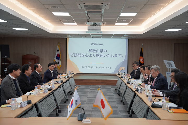 [부산=뉴시스] 팬스타그룹 김현겸 회장(왼쪽 가운데)이 10일 부산 중구 그룹 사옥을 방문한 와카야마현의 기시모토 슈헤이 지사 등과 관광 협력 방안에 대해 논의하고 있다. (사진=팬스타그룹 제공) 2025.02.10. photo@newsis.com *재판매 및 DB 금지