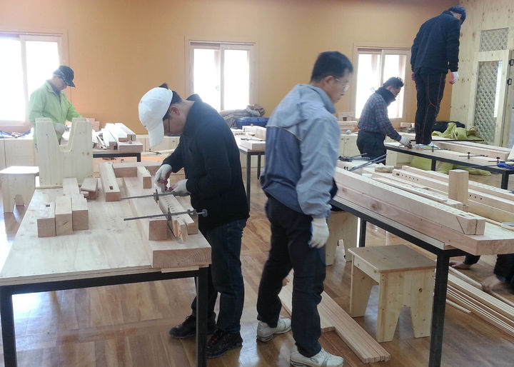 [영암=뉴시스]목공예 교육. (사진=영암군 제공) 2025.02.10. photo@newsis.com *재판매 및 DB 금지