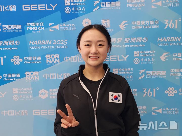[하얼빈=뉴시스] 김희준 기자 = 한국 피겨스케이팅 대표팀의 김채연이 10일 중국 하얼빈 헤이룽장 빙상훈련센터 다목적홀에서 공식 훈련을 마친 뒤 인터뷰를 하고 있다. 2025.02.10jinxijun@newsis.com