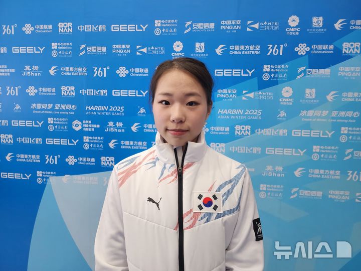 [하얼빈=뉴시스] 김희준 기자 = 한국 피겨스케이팅 대표팀의 김서영이이 10일 중국 하얼빈 헤이룽장 빙상훈련센터 다목적홀에서 공식 훈련을 마친 뒤 인터뷰를 하고 있다. 2025.02.10 jinxijun@newsis.com
