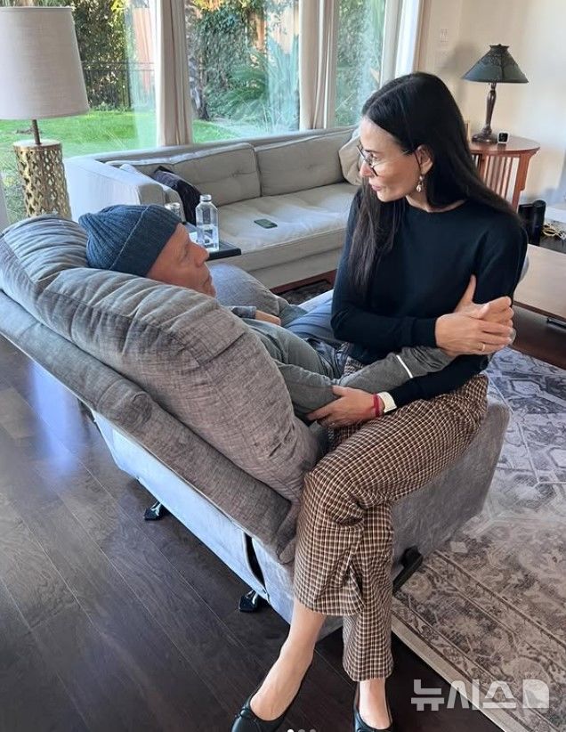 [서울=뉴시스] 브루스 윌리스와 데미 무어 (사진=데미 무어 인스타그램)